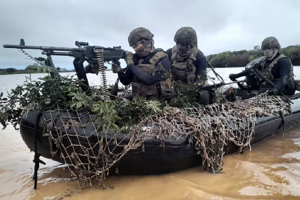(En ejercicios del Ejército en Entre Ríos) Cómo es la búsqueda del sargento desaparecido en el Río Paraná