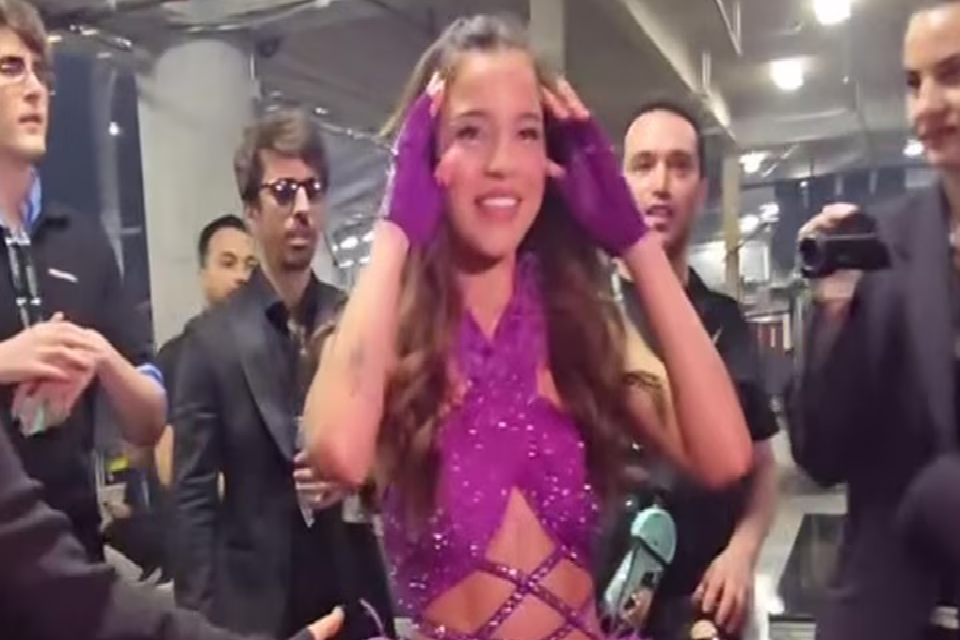 (Cantante entrerriana) Las lágrimas de Emilia Mernes en los Latin Grammy, tras los rumores de crisis con Duki: “Semana intensa”