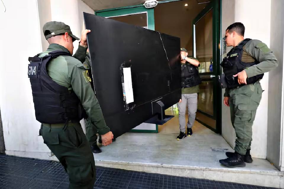 En el corazón de Recoleta: allanaron uno de los departamentos de la secretaria del exsenador Kueider