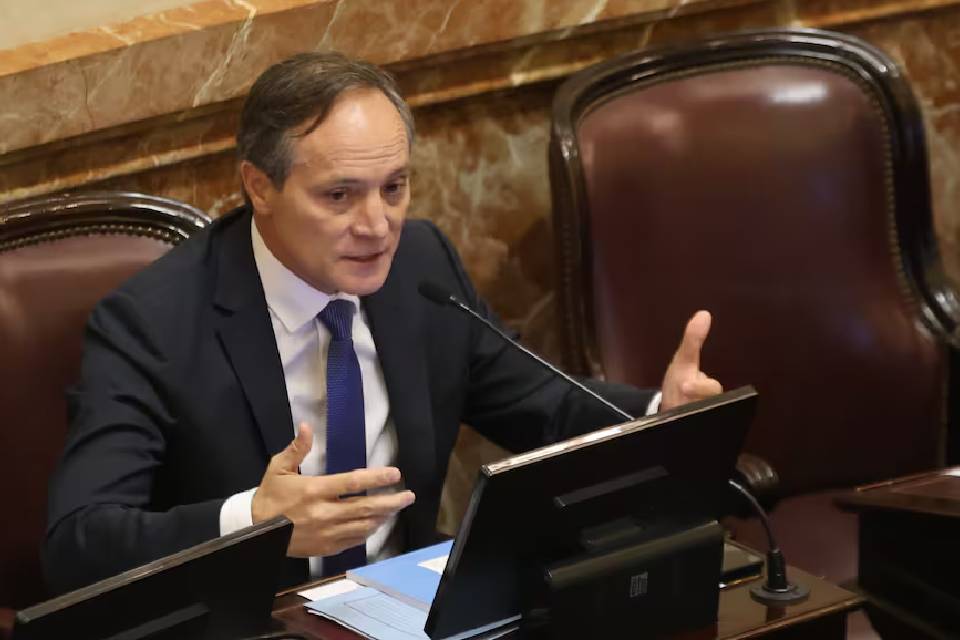 Un senador del bloque de Kueider dijo que no descarta ser candidato por LLA de Milei