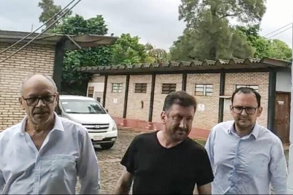 (Senador entrerriano detenido en Paraguay) Kueider, solo, detenido y abandonado por la Rosada