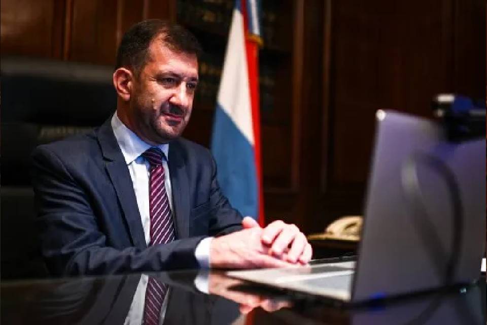 (Es entrerriano) El senador Edgardo Kueider fue demorado con u$s200.000 en la frontera con Paraguay