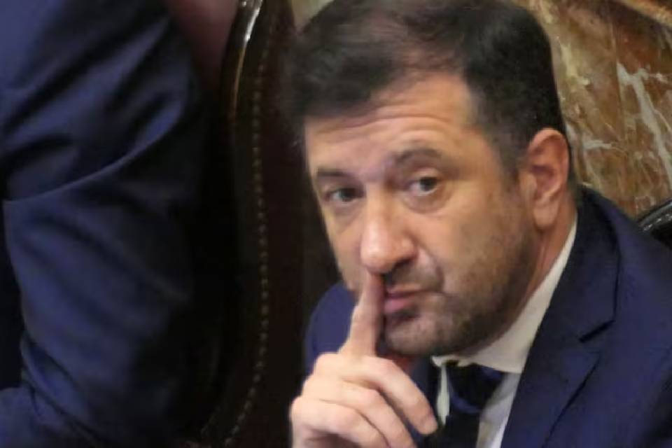 Los secretos del senador Edgardo Kueider: la madre de la secretaria, los empleados en la biblioteca del Senado y los departamentos de lujo