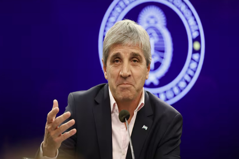 (Mención a Frigerio) Caputo cargó otra vez contra gobernadores e intendentes y los acusó de subir el impuesto de ingresos brutos