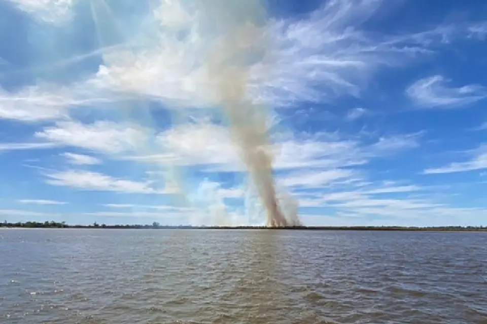 (Mención a Entre Ríos)  Hubo nuevos incendios en las islas durante el fin de semana La bajante del río y el calor avivaron el fuego