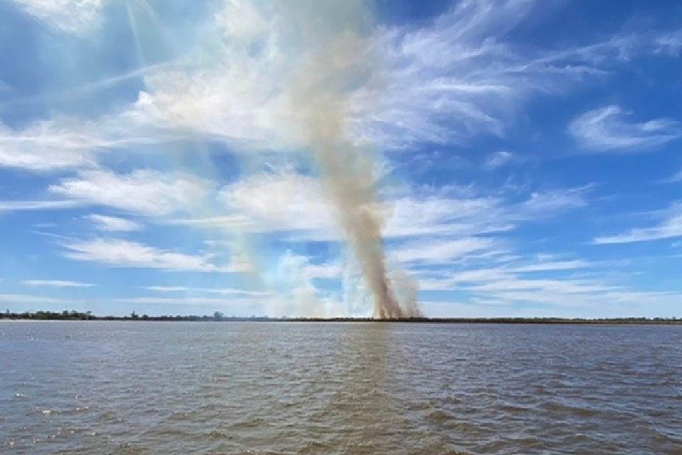 (Mención a Entre Ríos)  Hubo nuevos incendios en las islas durante el fin de semana La bajante del río y el calor avivaron el fuego