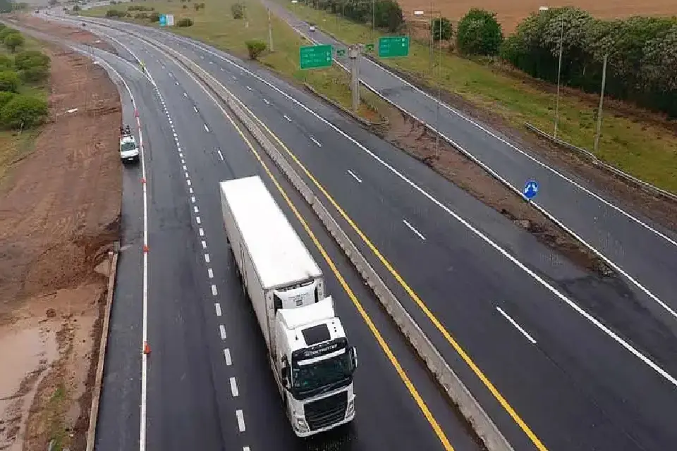 (Mención a ciudades entrerrianas) El Gobierno de Javier Milei oficializó la privatización de las rutas nacionales