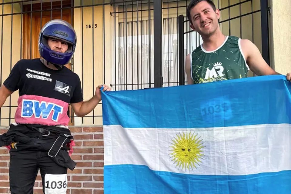 (Mención a ciudad entrerriana) Corrió un conocido maratón vestido de Colapinto y recibió un mensaje del piloto que lo emocionó