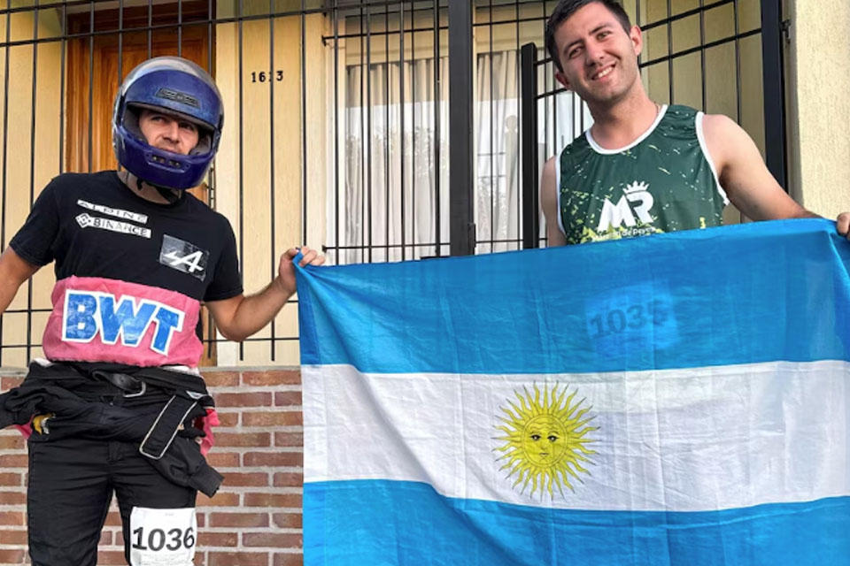 (Mención a ciudad entrerriana) Corrió un conocido maratón vestido de Colapinto y recibió un mensaje del piloto que lo emocionó
