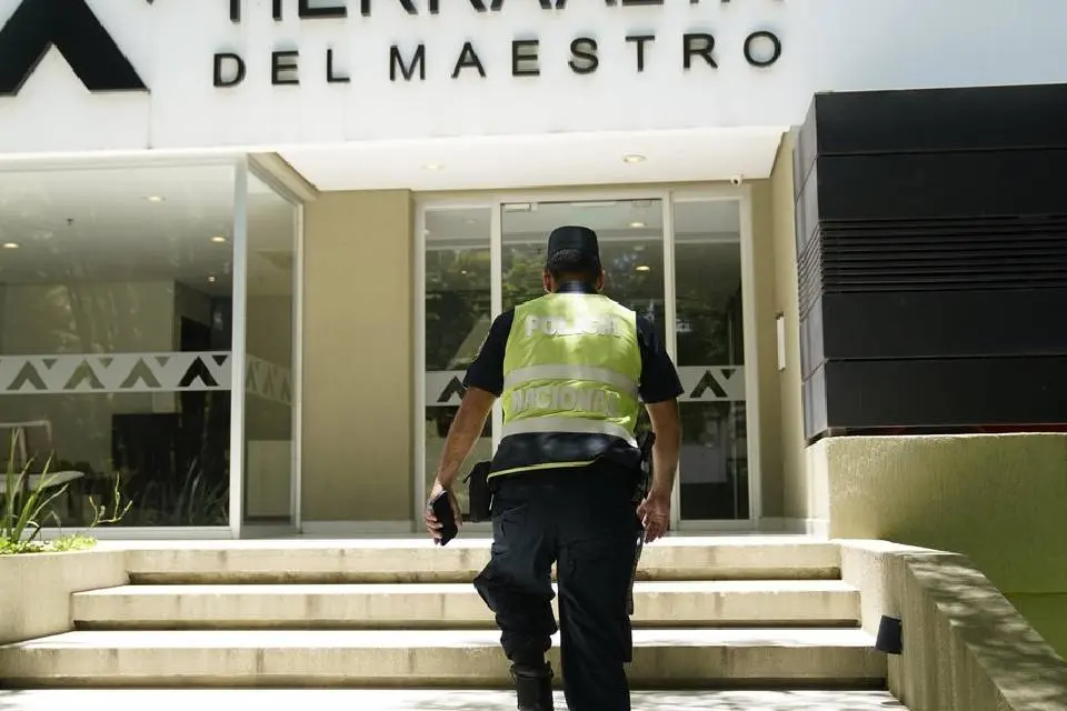 Kueider y su secretaria recibieron 2025 en su lujosa reclusión y la justicia paraguaya autorizaría el allanamiento pedido por Arroyo Salgado