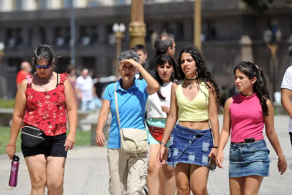 (Mención a Entre Ríos) Sube la temperatura en el AMBA y hay alertas de tormentas intensas en 11 provincias: el pronóstico del tiempo