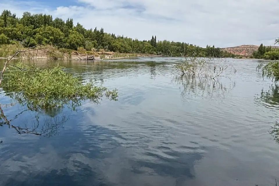 (Es entrerriano) Buscan a un trabajador golondrina que desapareció en el río Neuquén