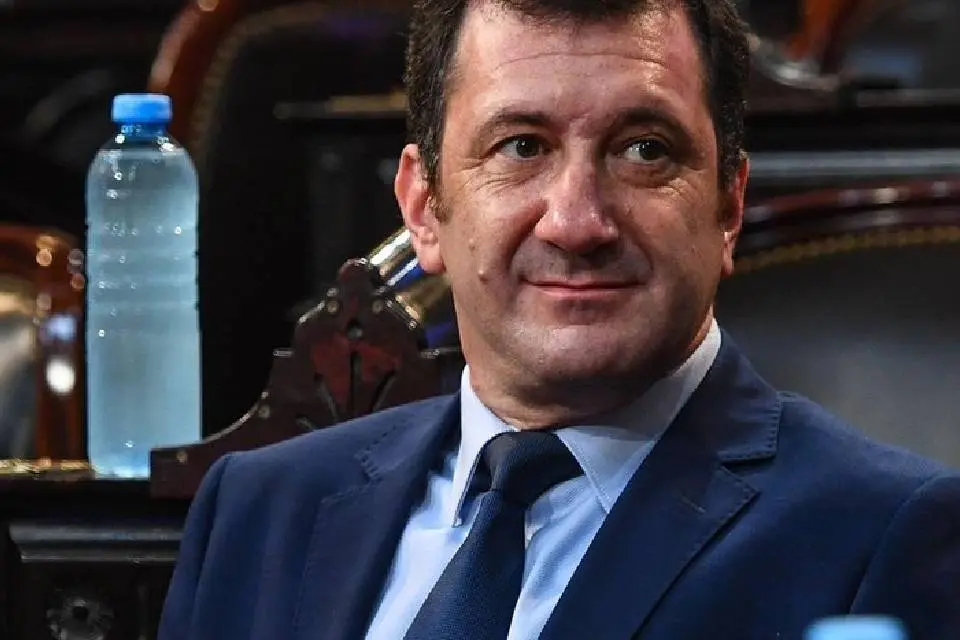 (Exsenador entrerriano) A Kueider no le quedan ni empleados en el Senado