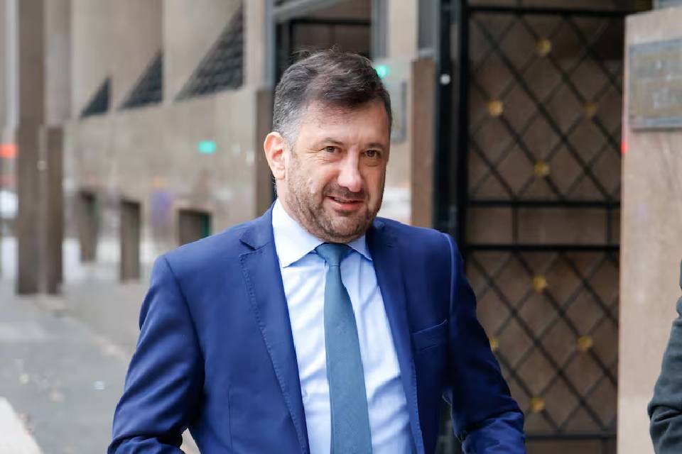 (Exsenador entrerriano) Senado. Dieron de baja a todo el personal temporario de Kueider