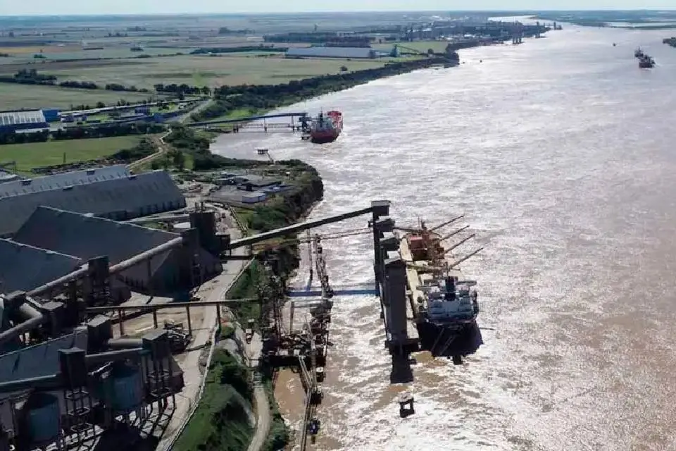 (Vía navegable del río Paraná) Hidrovía: mientras siguen las sospechas, el Gobierno piensa en armar otro pliego