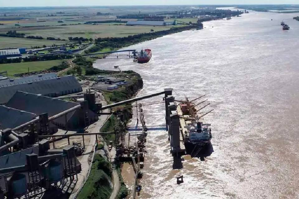 (Vía navegable del río Paraná) Hidrovía: mientras siguen las sospechas, el Gobierno piensa en armar otro pliego