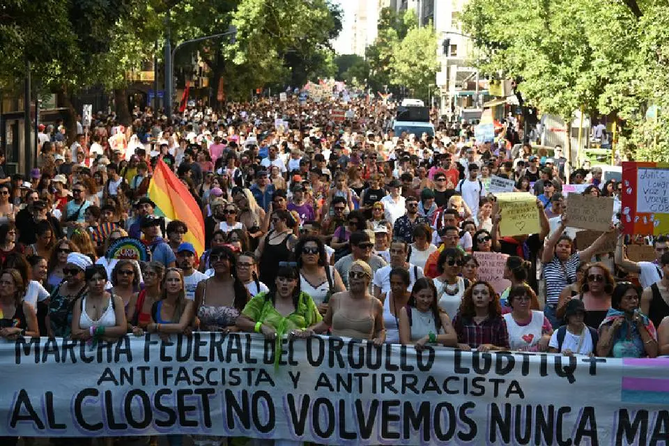 (Mención a Entre Ríos) Decenas de marchas en el interior