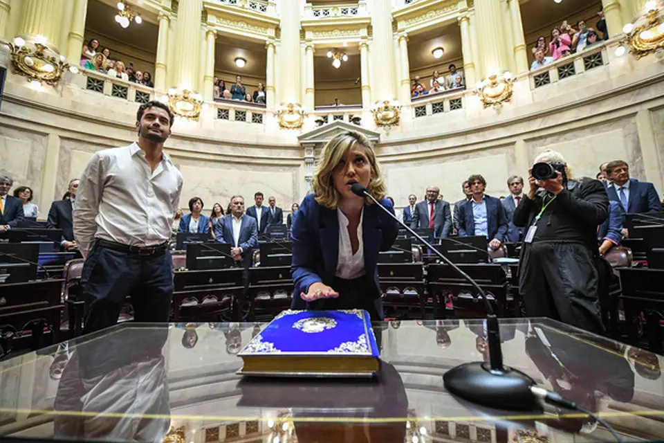 Stefanía Cora juró como senadora en reemplazo de Kueider