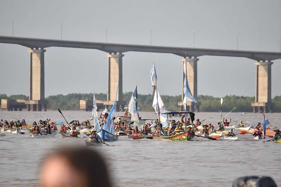 (Mención a Entre Ríos) Remando contracorriente