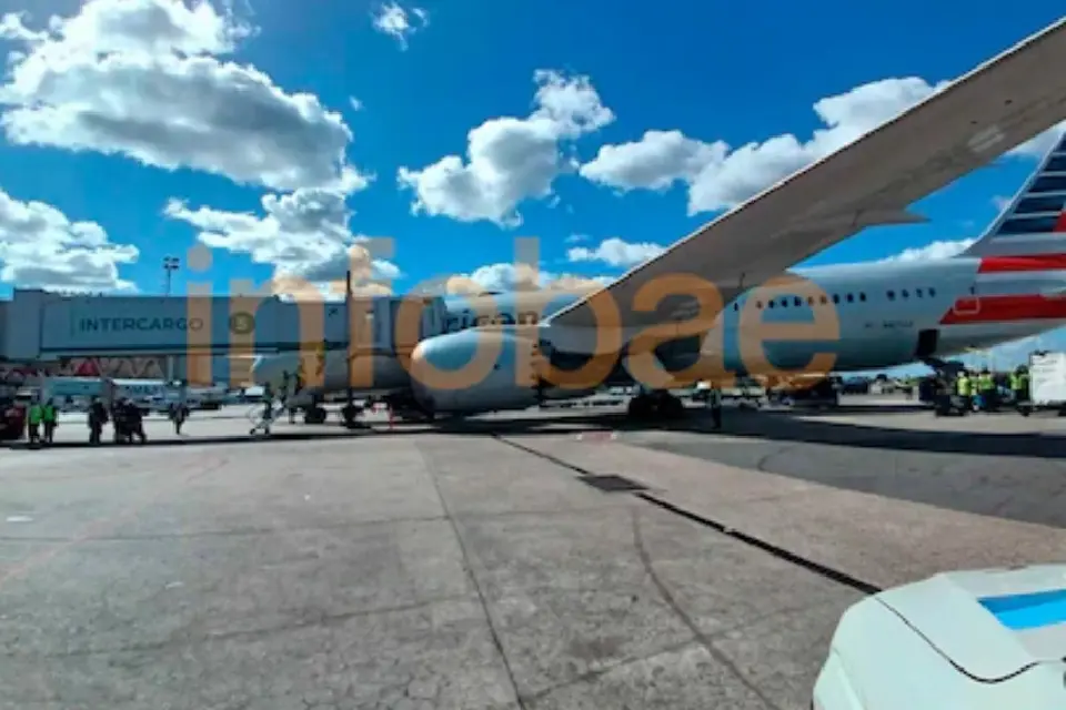(Mención a Paraná) Un avión que iba a Miami se declaró en emergencia por olor a humo en la cabina y regresó a Ezeiza