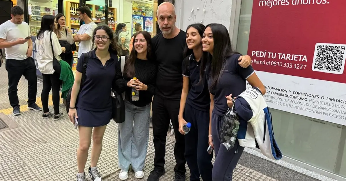 Cierre de campaña de Larreta con 24 horas de caminata en CABA: selfies, promesas y críticas por la basura