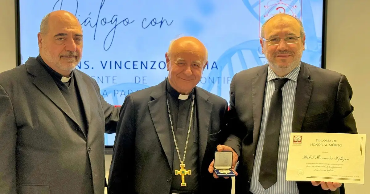 El Vaticano premia al rabino Fishel Szlajen por sus contribuciones a la bioética en la UCA