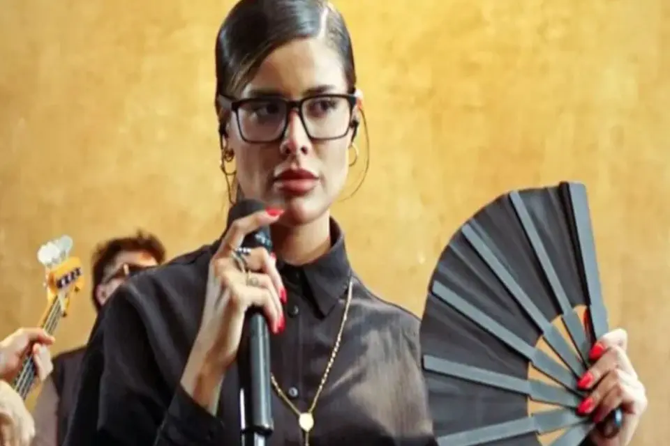 (Mención a Frigerio) Escándalo: una cantante habría utilizado datos de varios gobernadores para comprar ropa importada