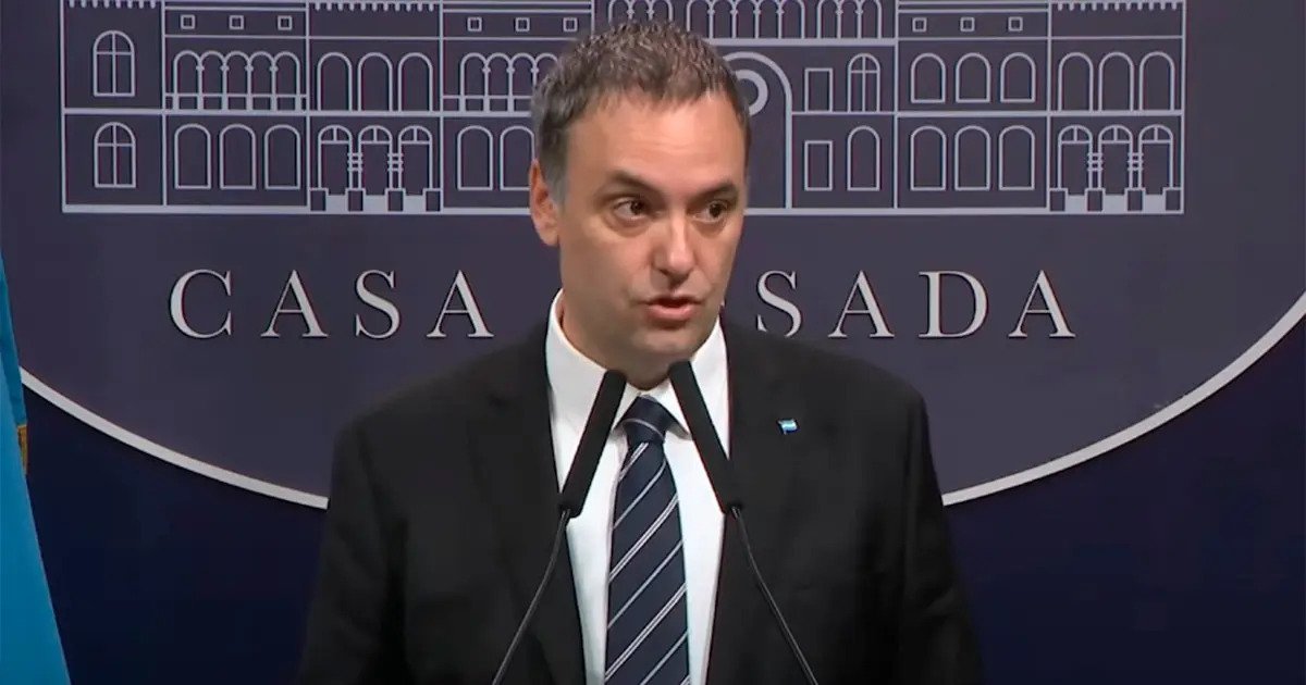 El Gobierno presenta nueva reforma migratoria con mayores requisitos y deportación exprés