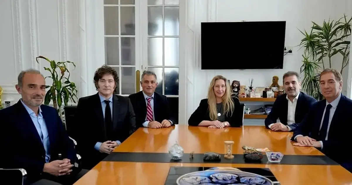 El Gobierno avanza hacia un acuerdo con dirigentes de PRO en Buenos Aires tras la victoria, mientras prepara anuncios sobre “dólares bajo el colchón”