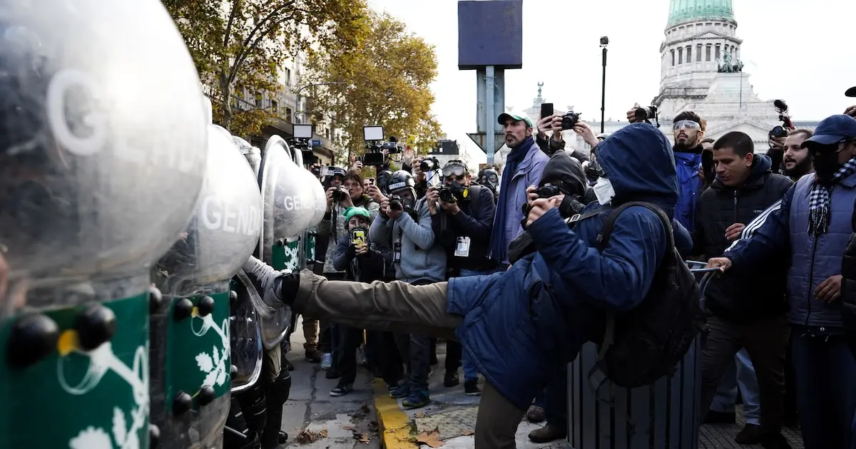 Tensión en la marcha de jubilados: la policía activa el protocolo antipiquetes frente al Congreso ante intentos de corte en avenida Rivadavia por parte de la UTEP