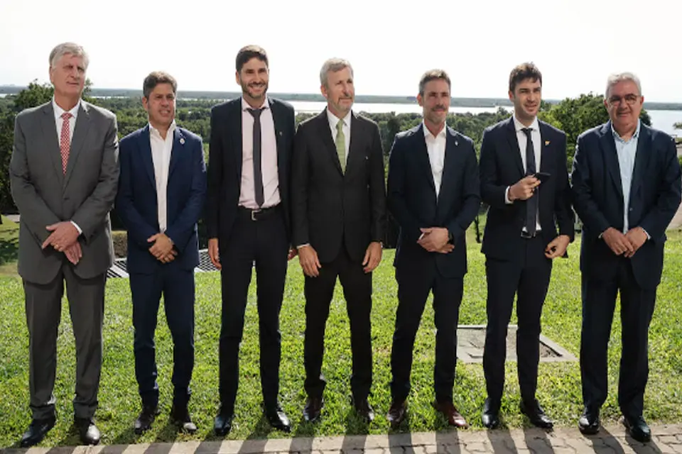 Contrapunto entre Kicillof y Frigerio por críticas al gobierno de Milei durante una cumbre de gobernadores