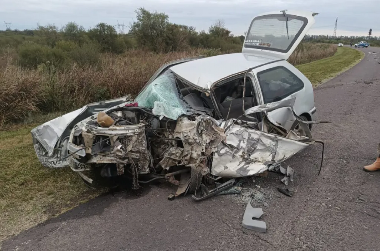 Tres heridos en choque violento entre auto y camión en María Grande