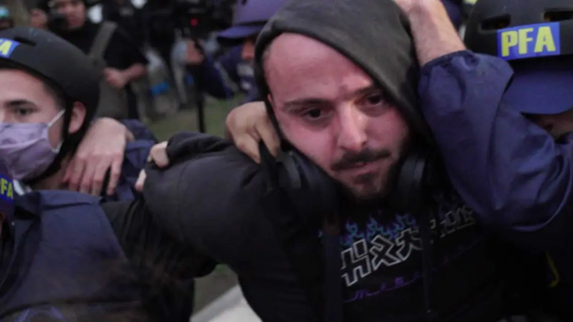 Gendarmería y Prefectura agredieron a jubilados y movileros, arrestando a fotoperiodistas