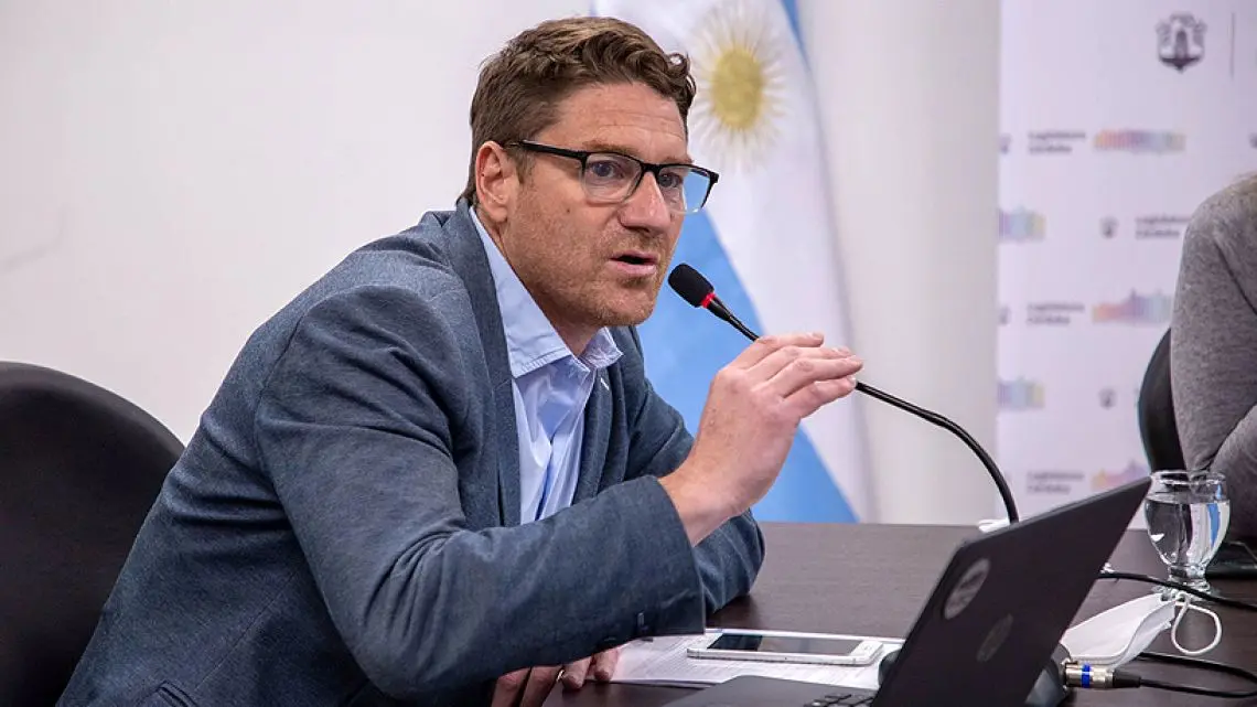 El cambio político de Luis Juez: del apoyo a la hinchada K al club de Milei según el legislador Limia