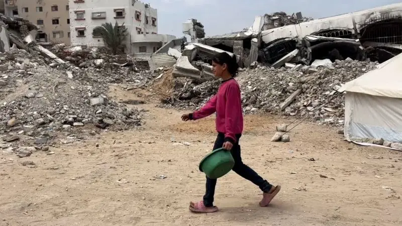 Una niña enfrenta el asedio de Israel para mantener a su familia en Gaza