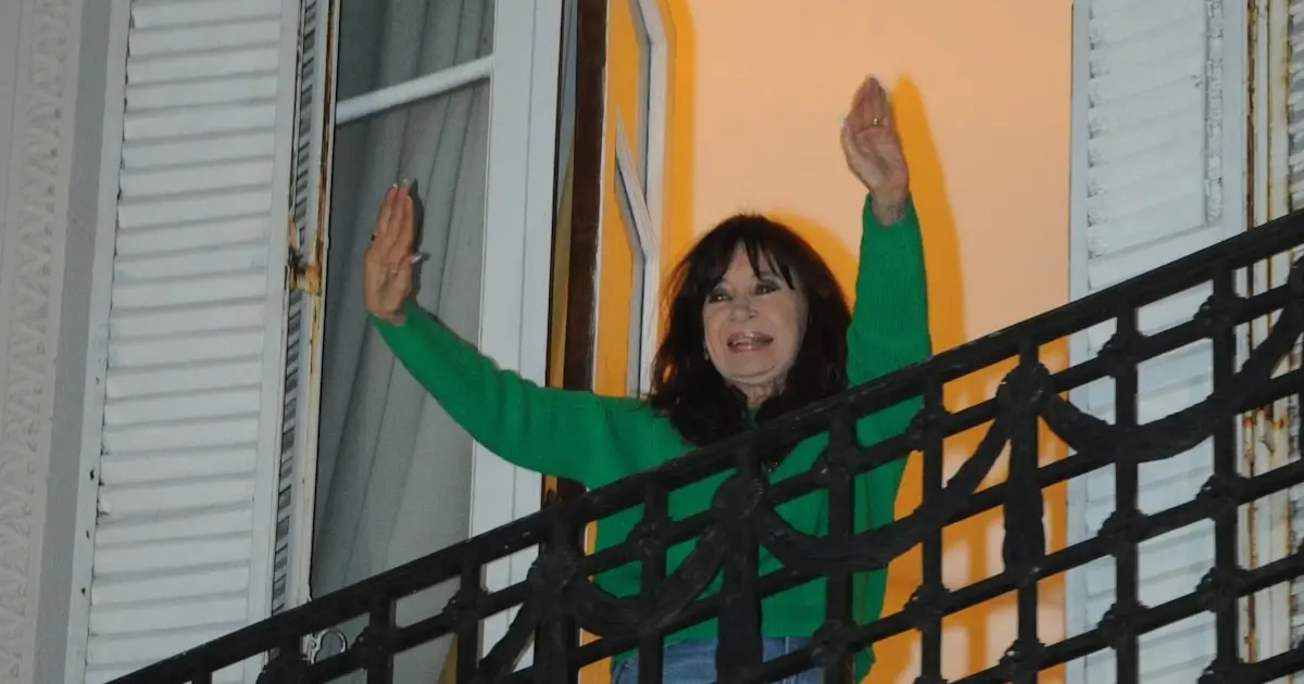Cristina retoma saludos desde su balcón tras aclarar restricciones judiciales durante su prisión domiciliaria