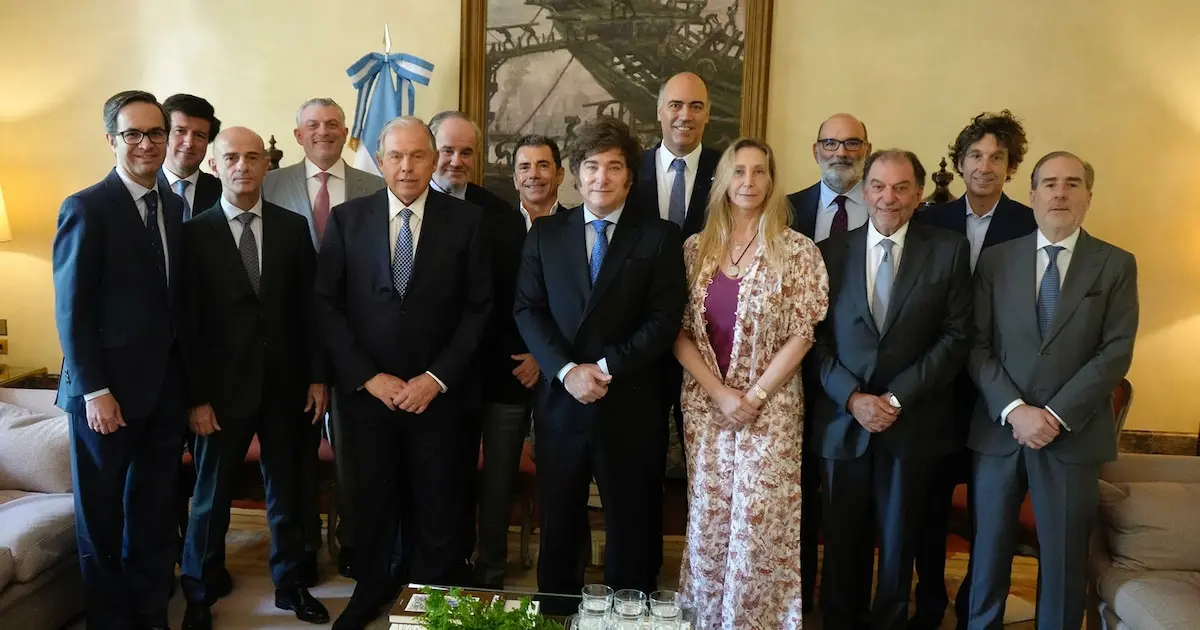 Milei se reunió en Madrid con empresarios, junto a Karina Milei, el canciller y el embajador argentino en España.
