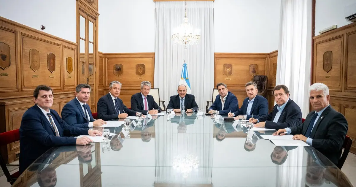 En paralelo a los reclamos, ya son 12 los gobernadores que firmaron el convenio por los dólares en el colchón