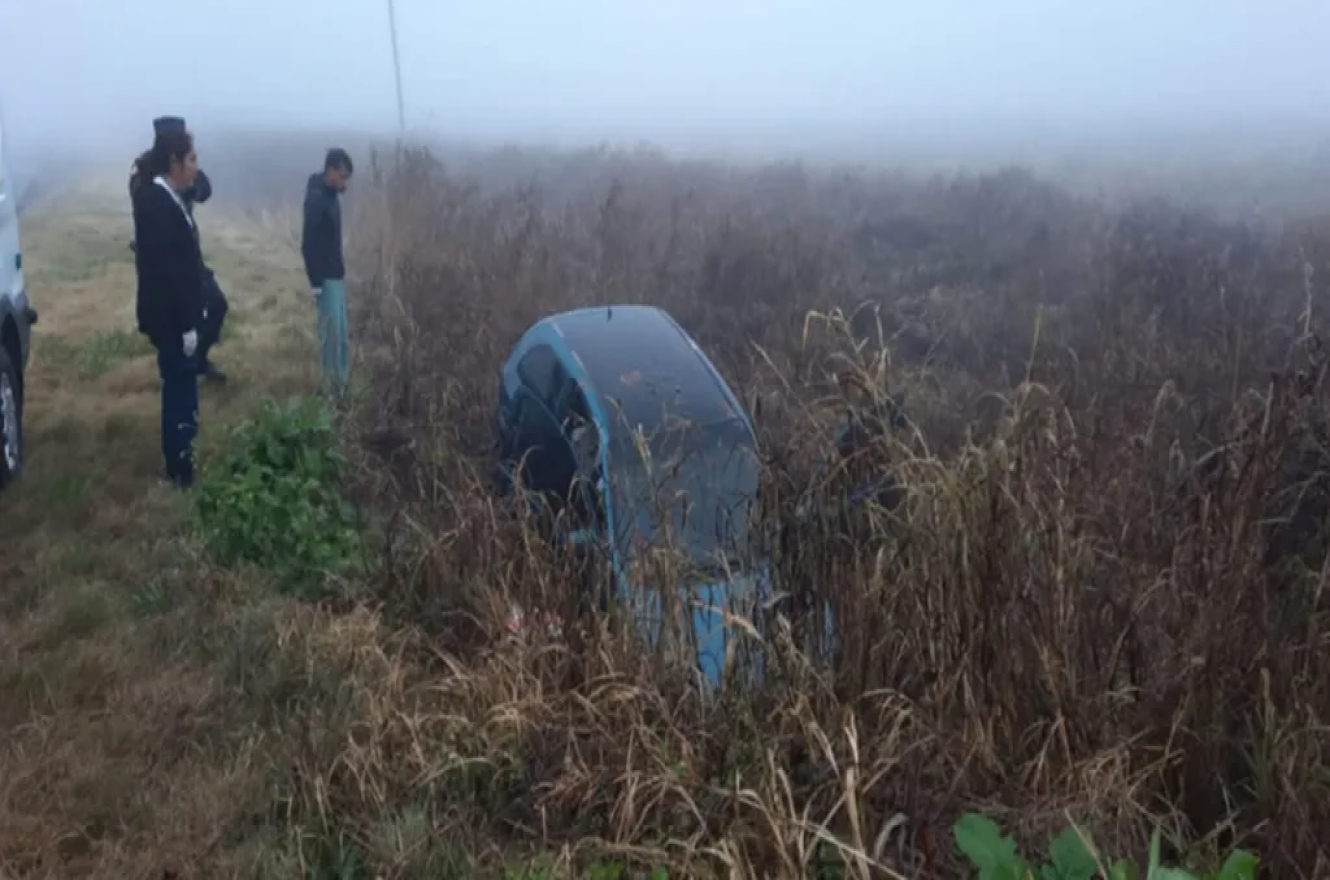 Conductor vuelca su auto por neblina cerca de Seguí y es trasladado al hospital