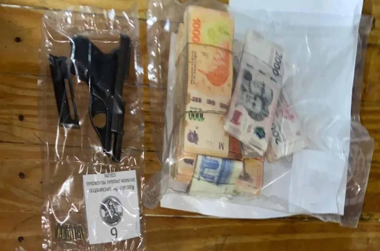 Allanamientos en Concordia: cuatro arrestos en operativo por tráfico de cocaína, armas y efectivo.