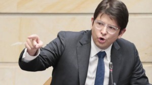 El ataque a Miguel Uribe Turbay resalta la historia oscura de la violencia política en Colombia