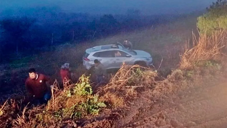 Accidente en Ruta 18: auto colisiona con montículo de tierra en desvío inesperado