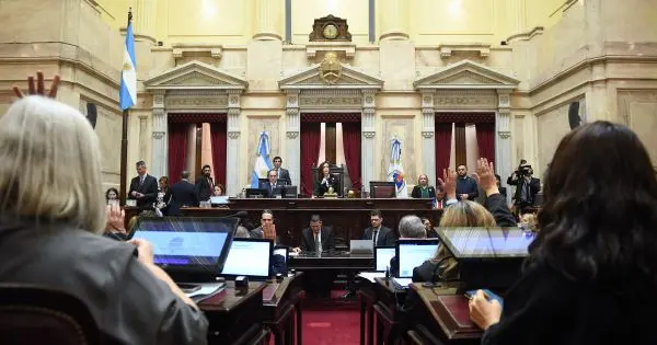 “Bajate de ahí”: chats calientes en Senado, el riesgo del Plan B y “Mil Jóvenes” con Milei