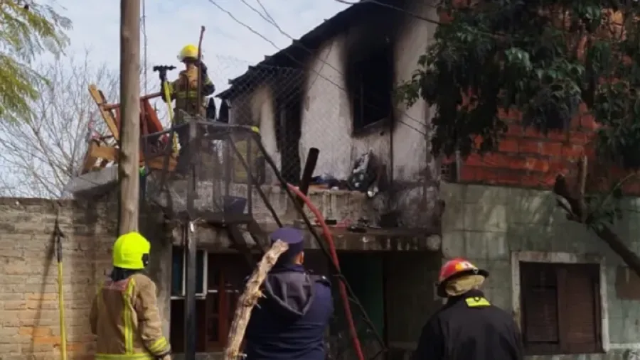 Tres heridos en incendio que arrasó una vivienda en Paraná y llevó a hospitalización de tres personas