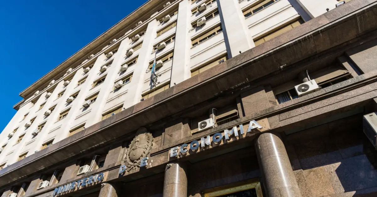 Gobierno intensifica ajuste en subsidios y salarios para mantener superávit, mientras crece el gasto en jubilaciones