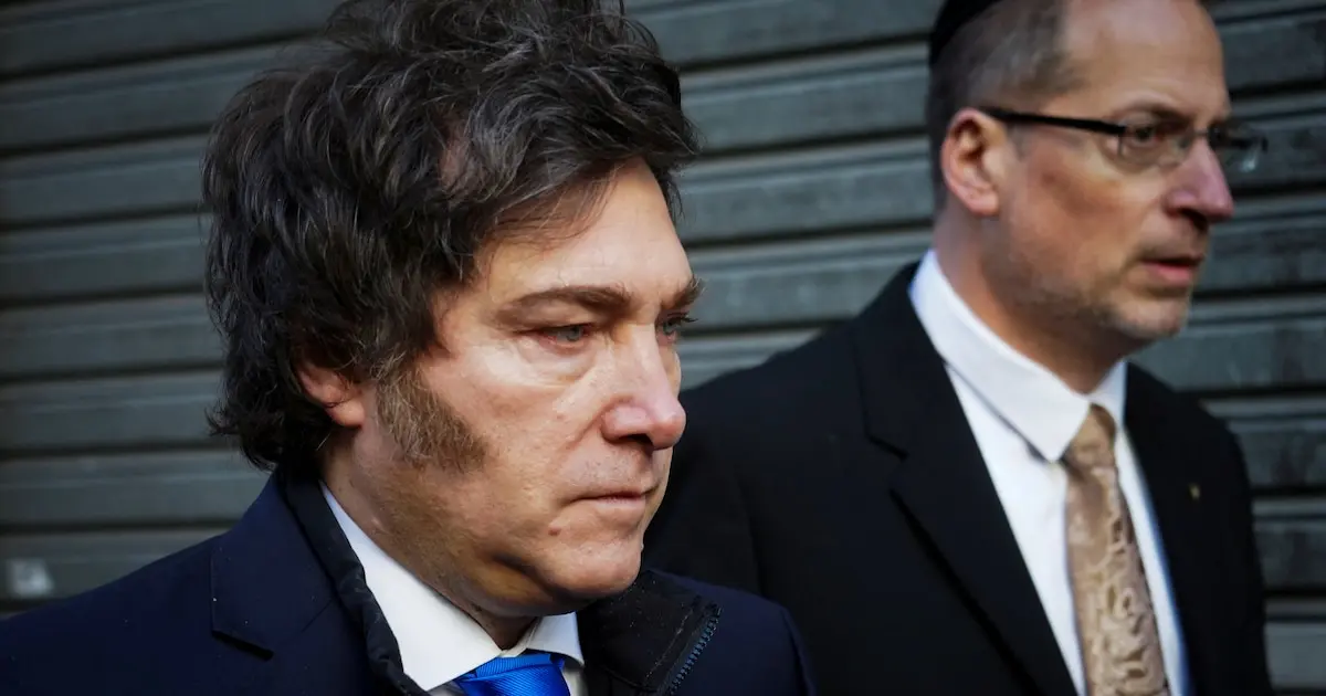 Milei reitera su compromiso de justicia en el acto por el atentado a la AMIA que dejó 85 muertos y más de 300 heridos