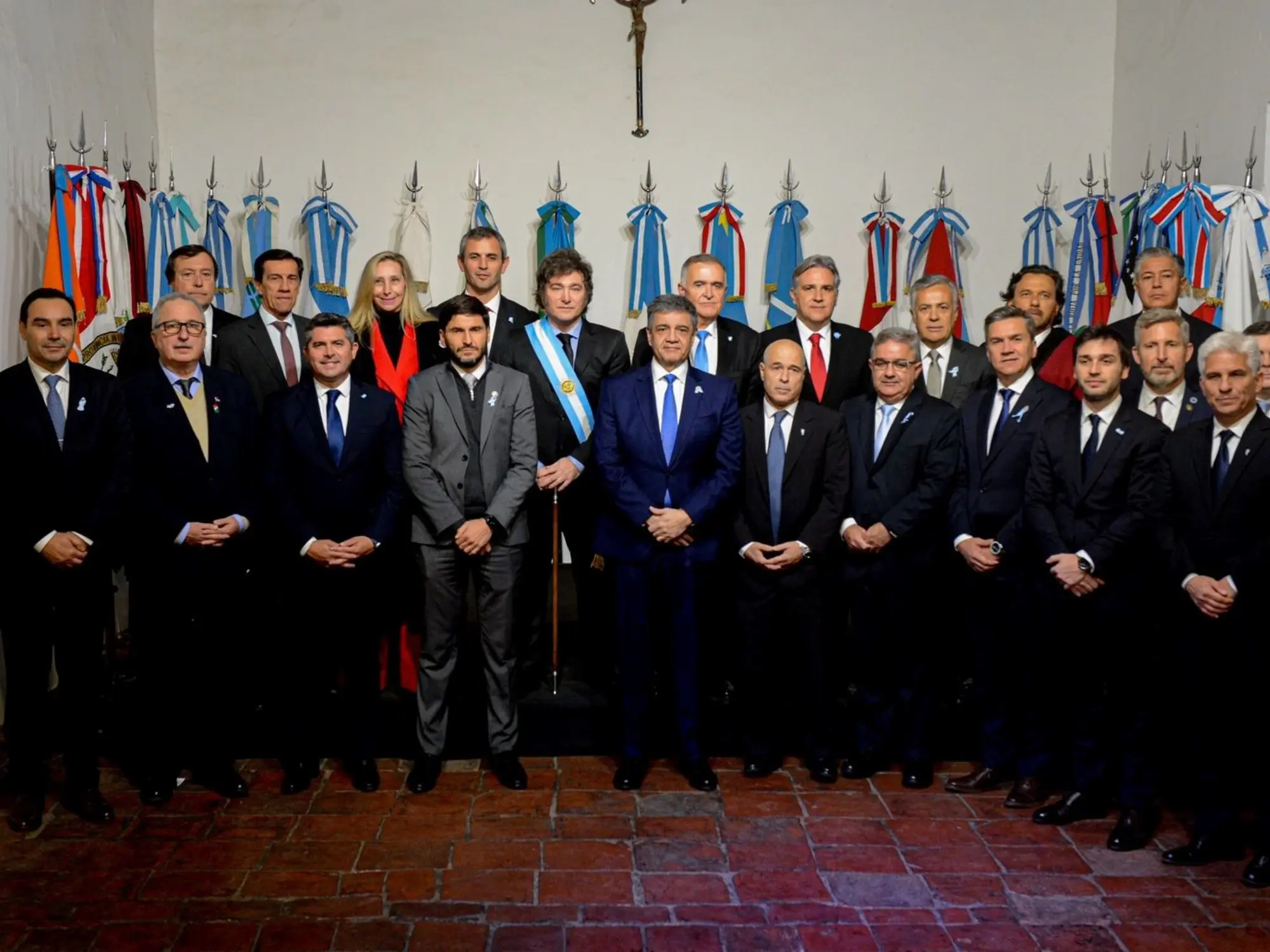 Milei tensa pero no rompe con los gobernadores: evita negociar pese al faltazo en Tucumán y la promesa de los dialoguistas