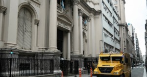 Gobernadores y empresas enfrentan deudas por USD 1.740 millones y presionan al BCRA antes de las elecciones