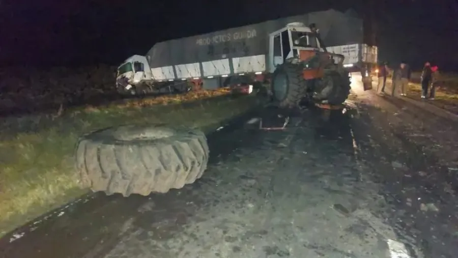 Hombre herido tras choque frontal entre tractor y camión en la ruta 12