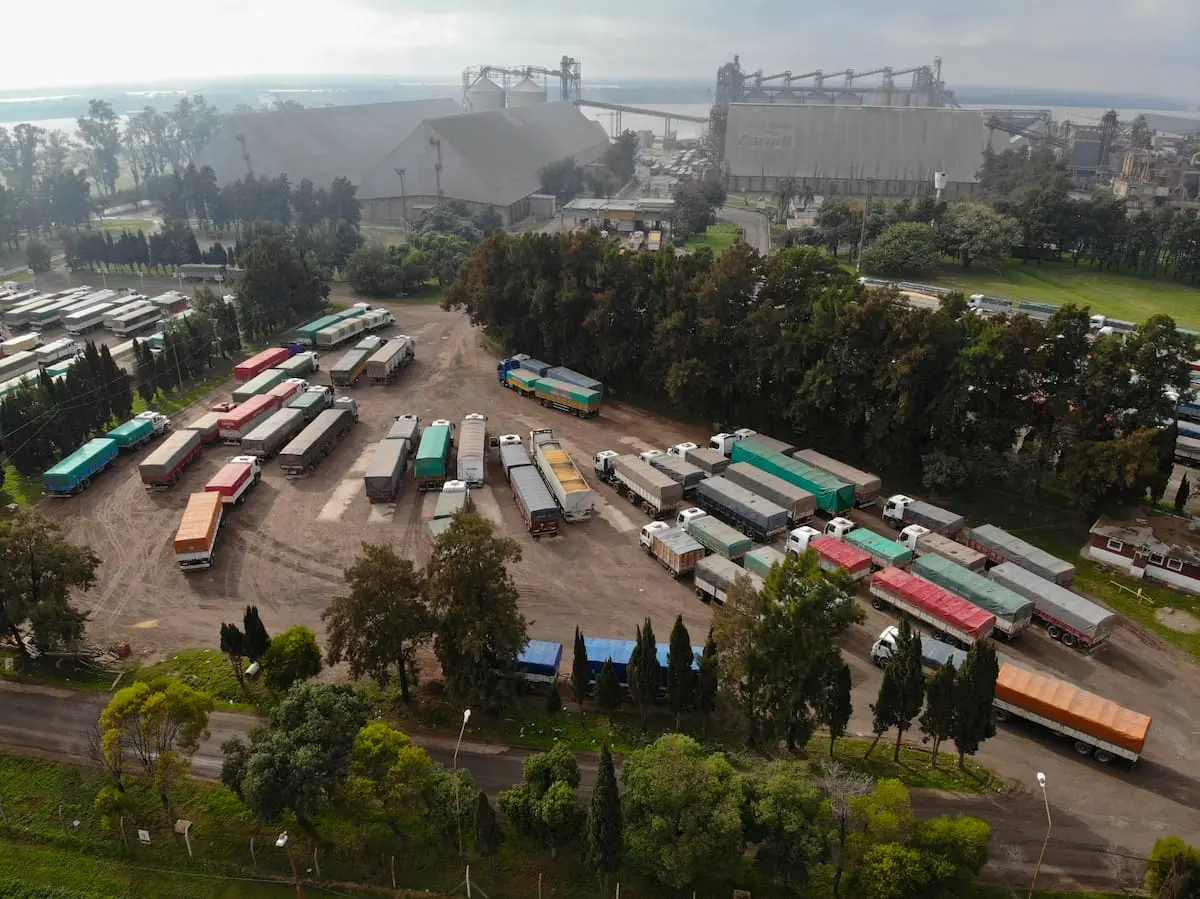 Camiones de carga inundarán los puertos debido a la actividad del campo